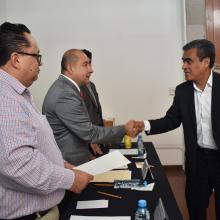 Autoridades entregando constancia a participante