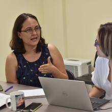 Estudiante presentando avances de investigación