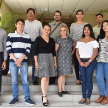 Foto grupal de estudiantes y profesores investigadores