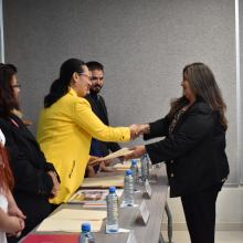 Egresada de la licenciatura en Administración de las Organizaciones recibiendo su Acta de titulación