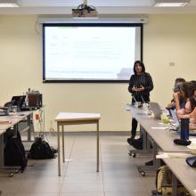 Estudiante del Doctorado presentando proyecto de investigación durante el coloquio de este programa