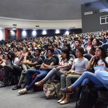 Público asistente escucha la conferencia