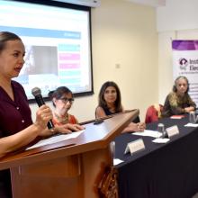 Licenciada Laura Topete González, jefa de la Unidad de Promoción de UDGVirtual durante la inauguración del diplomado