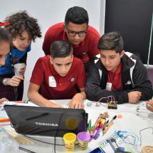 Participantes de Ideatón utilizando una computadora