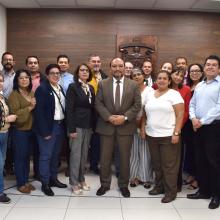 Foto grupal de asistentes y conferencista