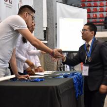 Gabriel Aranda, recibiendo la medalla de plata en el XIII Concurso Latinoamericano de Proyectos Estudiantiles en Ciencia y Tecnología Infomatrix,