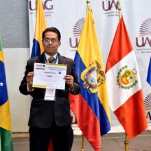 Gabriel Aranda mostrando el reconocimiento