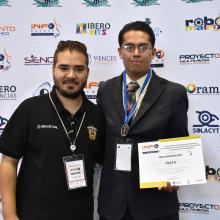 Doctor Juan Manuel Álvarez coordinador y Gabriel Aranda estudiante de la licenciatura en Tecnologías de la Información, UDGVirtual