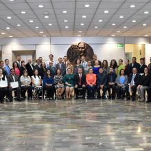 Foto posada de los egresados de este evento, coordinadores de carrera y director académico