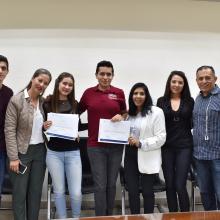 Foto de los ganadores con su familia