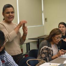 Licenciada Eneida Guadalupe Rendón, impartiendo curso