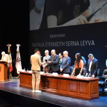 Entrega de reconocimiento a Luis Montoya, estudiante de la licenciatura en Mercadotecnia Digital