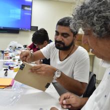 Participantes del taller elaborando su libro