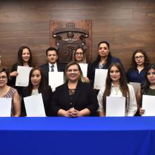 Foto grupal de titulados con la coordinadora de programas educativos