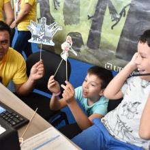 Niños participando en el taller “Sumérgete en el mundo digital con UDGVirtual”, 