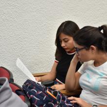 Participantes leyendo 