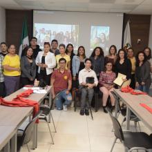 Foto grupal de participantes en el laboratorio