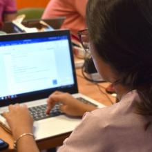 Mujer frente a computadora