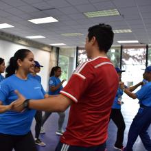 Asistentes durante clases de baile de salón