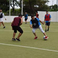 Estudiantes y trabajadores en partido de fútbol