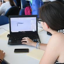 Jóvenes estudiando frente a computadora