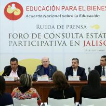 Licenciado Francisco Ayón López, Rector doctor Miguel Ángel Navarro, Doctor Luis Fernández Fuentes, Maestro Isarael Jacobo Bojorge, miembros del presídium en la rueda de prensa.