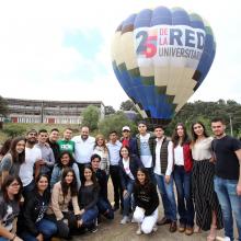 doctor Ricardo Villanueva Lomelí, en Tepatitlán con estudiantes del Centro Universitario