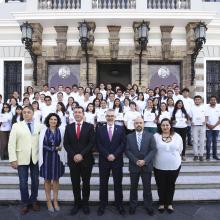 Foto grupal funcionarios y beneficiados