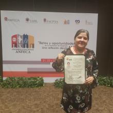 Mtra. María Félix García Quezada con el certificado