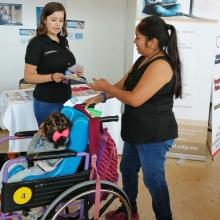 Brindando información en el stand en la Feria de Inclusión Social 2019