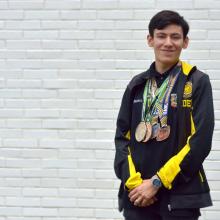 Josué Morales con medallas obtenidas