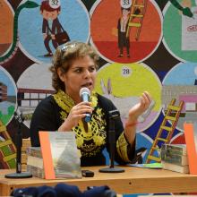 Maestra Yolanda López presentando su libro