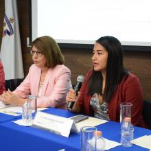 Licenciada Saira Guadalupe Torres haciendo uso de la voz