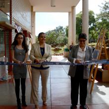 Autoridades en el corte del listón, inaugurando exposición fotográfica del concurso “La naturaleza en un clic”