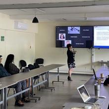 Egresada presentando su examen recepcional