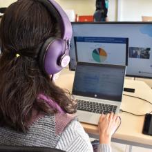 Mujer trabajando en computadora