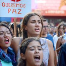 personas en marcha por la paz