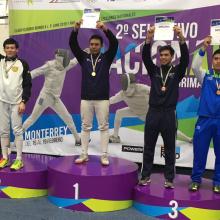 Josué Morales, en el podium de premiación 