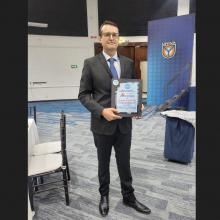 Ingeniero Raúl Armando Bracamontes Zenizo, con el reconocimiento del premio 