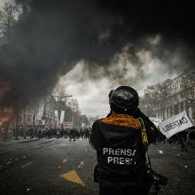 Periodista cubriendo fuente de seguridad