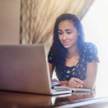 Mujer frente a una computadora