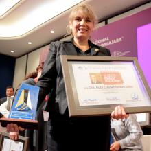 Rubí Estela Morales al recibir la presea Enrique Díaz de León