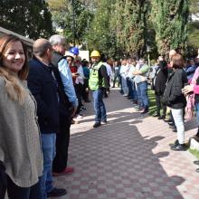 Personal académico y administrativo en punto de reunión de sede La Paz