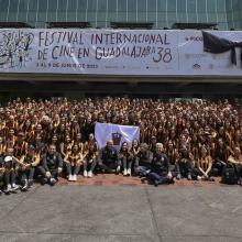 Deportistas UdeG posando para la foto acompañados con el Rector General 