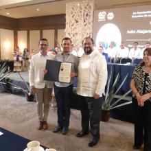 Profesor de la licenciatura en Administración de las Organizaciones recibiendo reconocimiento