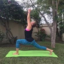 Instructora en posición de Yoga