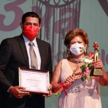 Maestra Yolanda López al recibir el premio