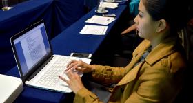 Mujer frente a computadora