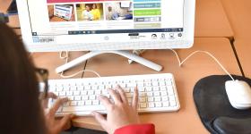 Estudiante frente a computadora