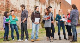 Grupo de estudiantes conversando